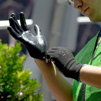 ¿Qué tipos de guantes utilizar para manipular maquinaria pesada?